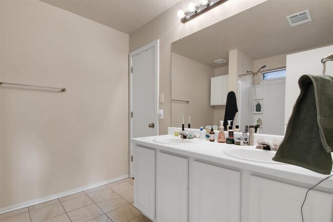 Building Photo - 18205 Topsail St