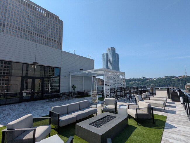 Building Photo - Gorgeous 2 Bedroom 2 Bathroom Downtown Condo with Epic Views and Free Parking