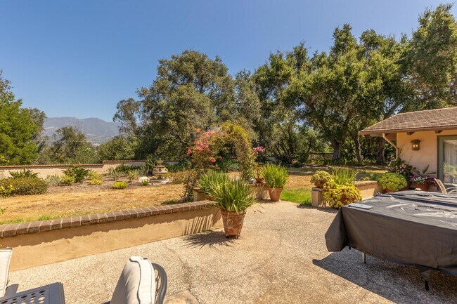 Building Photo - 375 Las Palmas Dr