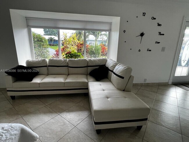 Building Photo - 3324 Lakeview Blvd