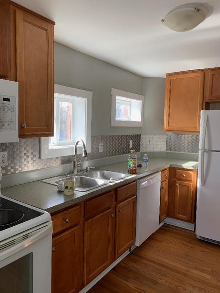 Primary Photo - 1002 Main St