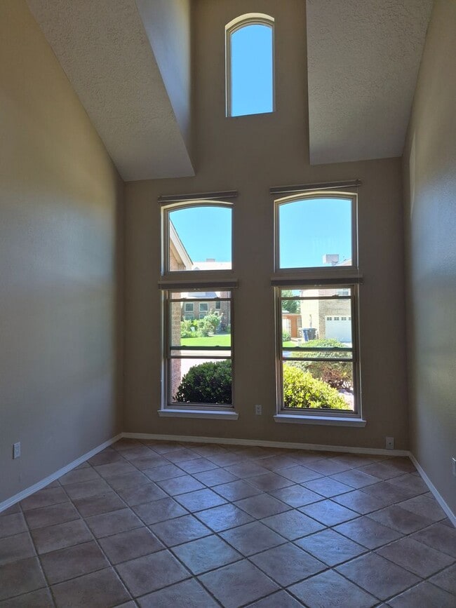 Building Photo - FIVE BEDROOMS GEM-NORTH EAST HEIGHTS