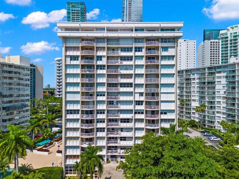 Building Photo - 1420 Brickell Bay Dr