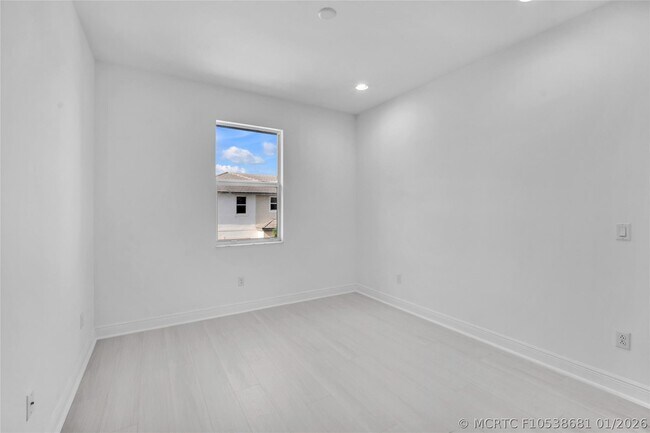 Building Photo - 6947 Pines Cir