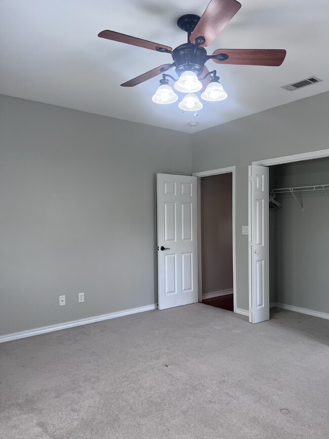 Building Photo - 105 Par Ct