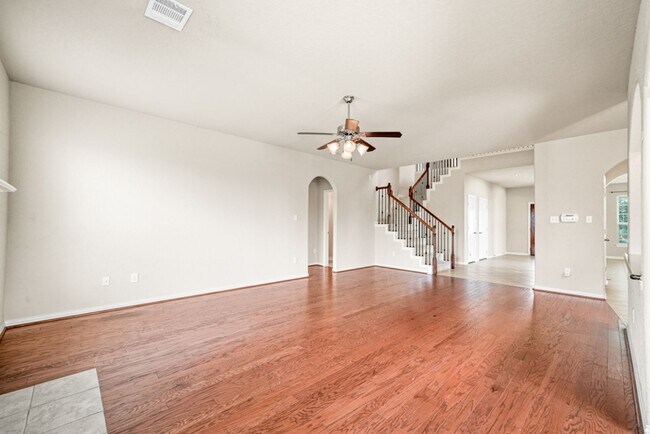 Building Photo - New Braunfels Beauty with plenty of SPACE!