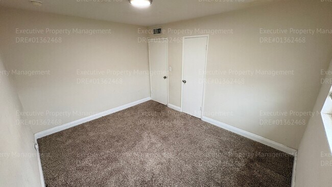 Building Photo - 2 bedroom 1 bathroom house located off the main street Oildale Dr.