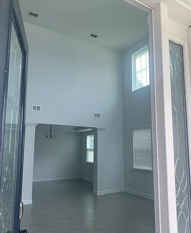 Building Photo - Beautiful 5/4 home with over 4k sqft, fenc...