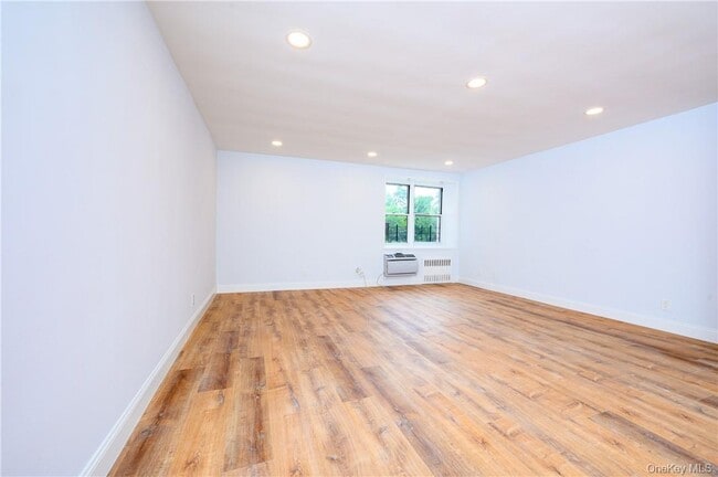 Building Photo - 3 Sadore Ln