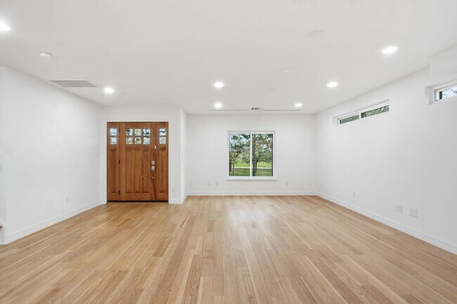 Building Photo - Beautiful Houston Home Featuring a Private Pool