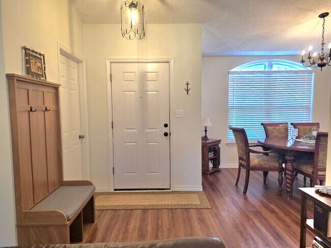 Building Photo - Inviting Woodridge Manor 3/2 Home with Fireplace and Fenced Yard