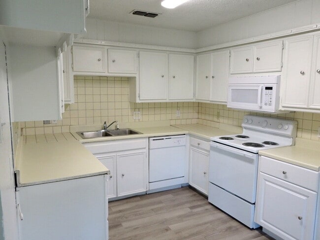 Building Photo - Unwind in spacious 3-bedroom, 2-bathroom home!