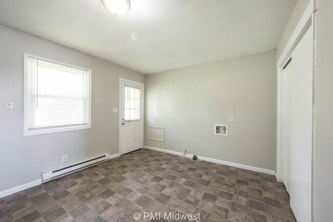 Building Photo - "Charming 2-Bedroom Retreat with 800 Sq. F...