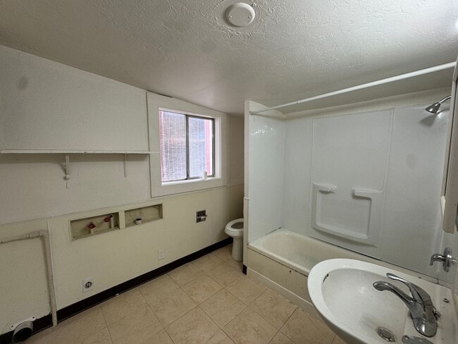 Building Photo - Small 2 bedroom 1 bath