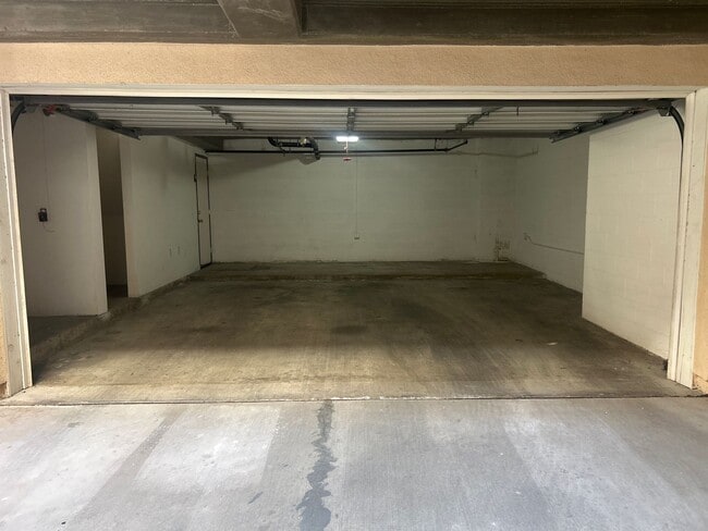 Building Photo - Cozy 2-bedroom Suites Condo in the most de...