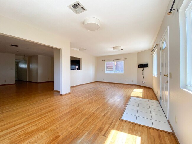 Building Photo - Spacious 3 Bed · 2 Bath Hillside Home — Mo...