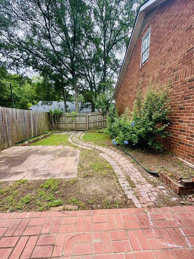 Building Photo - 492 Huntington Road