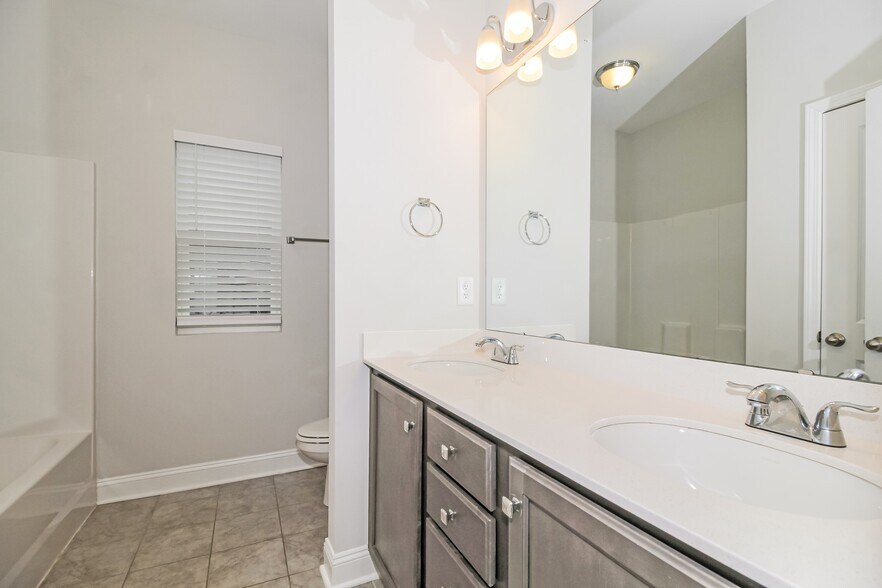 Building Photo - 1600 Carmelina Dr SE
