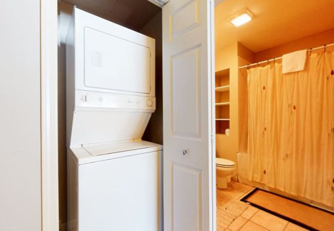Building Photo - Beautiful 2 Bed, 2 Bath Fully Furnished Co...