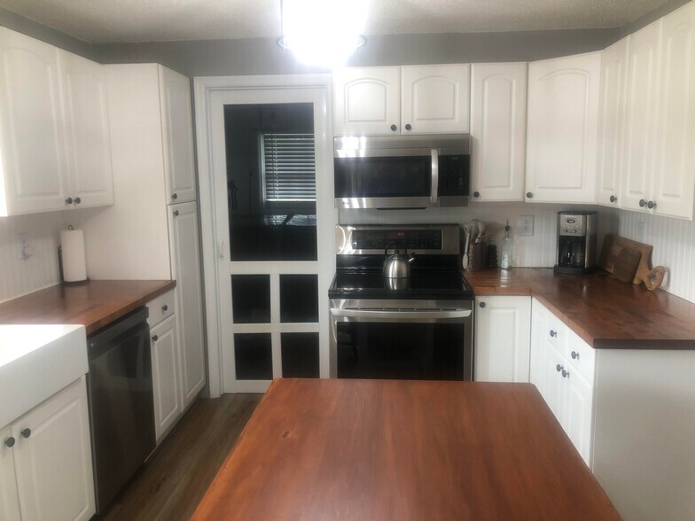 Building Photo - 404 Isbill Rd