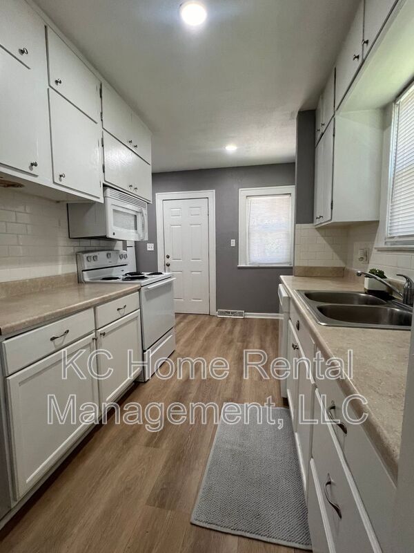 Building Photo - 7542 Harrison St