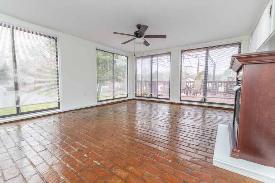 Building Photo - 9022 Joi Dr