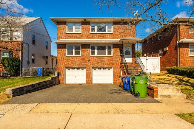 Building Photo - Large 3 Bedroom Apt + Private Office Space