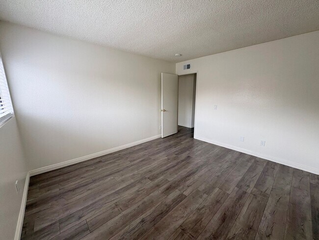 Building Photo - Newly Renovated Condo