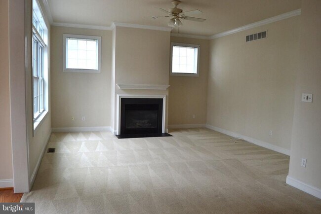 Building Photo - 806 Wren Ln