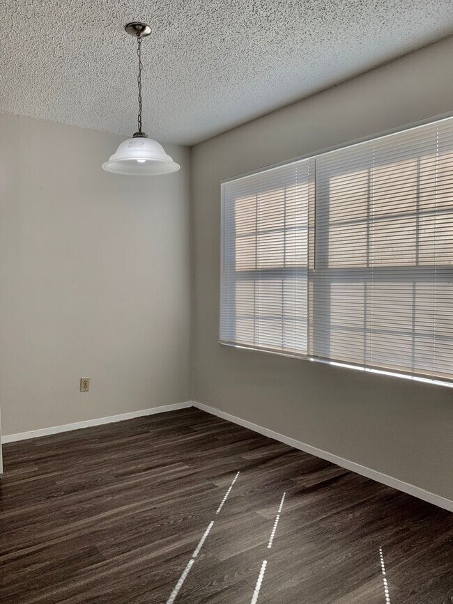 Building Photo - 2 Bedroom apartment w/ Washer and Dryer