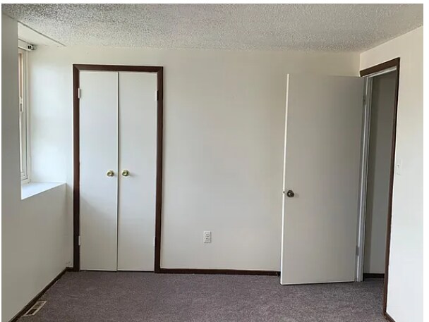 Building Photo - 1842 Village Green Dr