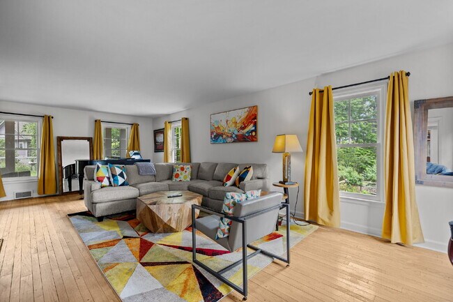 Building Photo - Charming Furnished Estate with Full-Servic...