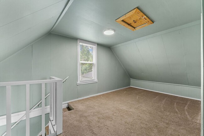 Building Photo - Original Charm with Modern Updates. PETS WELCOME