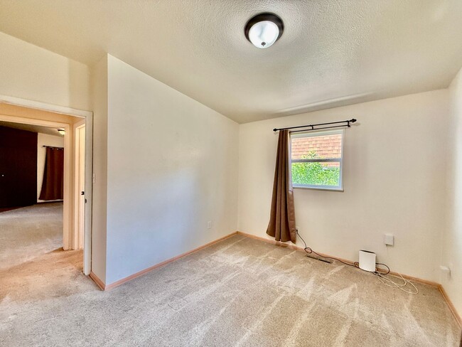 Building Photo - Charming 2-Bed Home in Middle Shooks Run — Utilities Included