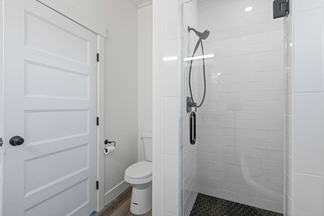 Building Photo - 5 Bed 2 Bath MODERN HERITAGE HOME