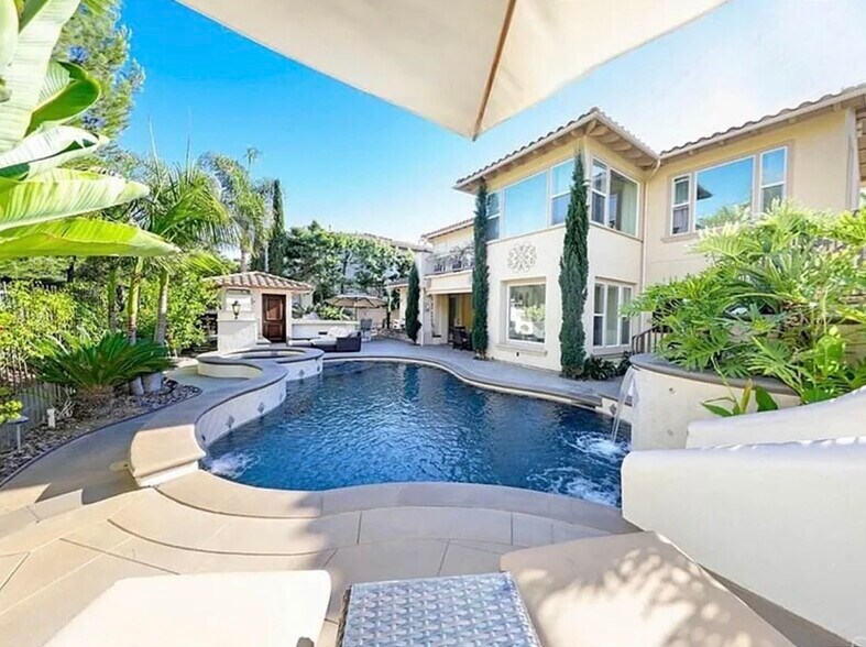 Building Photo - 2531 Costero Magestuoso