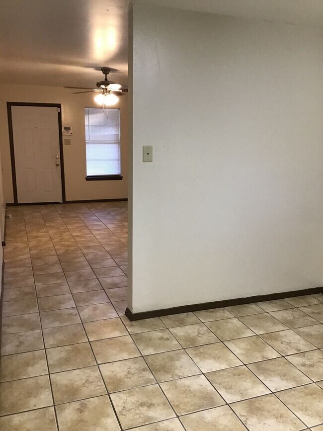 Building Photo - 2359 Elm Park Dr
