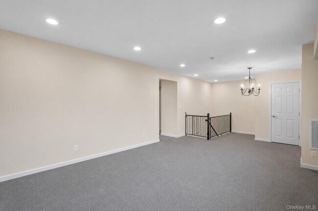 Building Photo - 150 Pointe Cir N