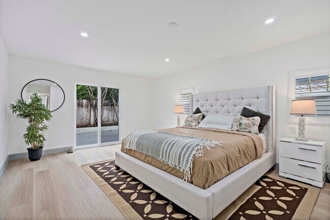 Building Photo - 6BD/4BA One Story Single Family House next...