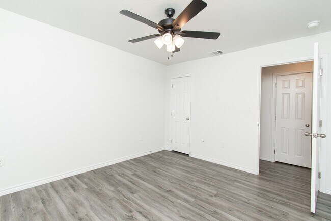 Building Photo - 527 Lost Trl