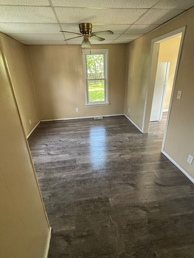 Building Photo - SECTION 8 and EDEN ACCEPTED!! A fully spac...