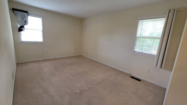 Building Photo - Stunning 4 Bedroom 2.5 Bathroom 3-Level Ho...