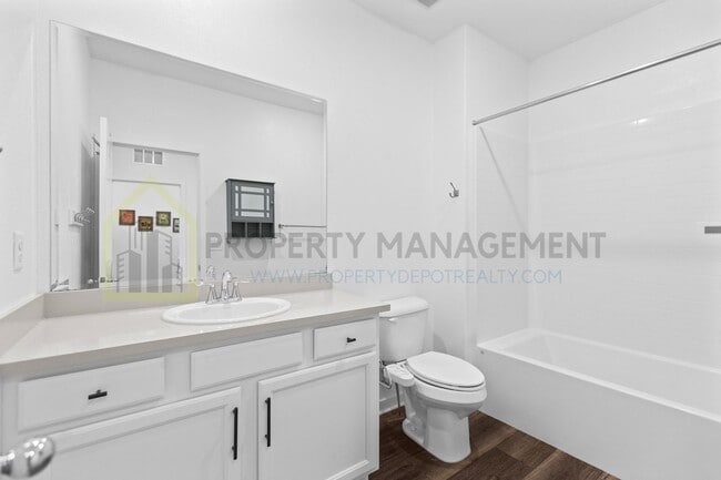 Building Photo - For Rent: Stylish 3-Bedroom Townhouse with...
