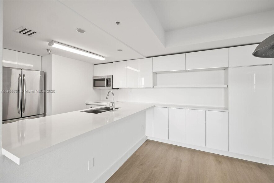 Building Photo - 650 West Ave