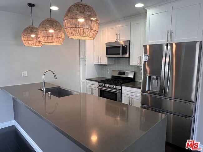 Building Photo - 7865 Bleriot Ave