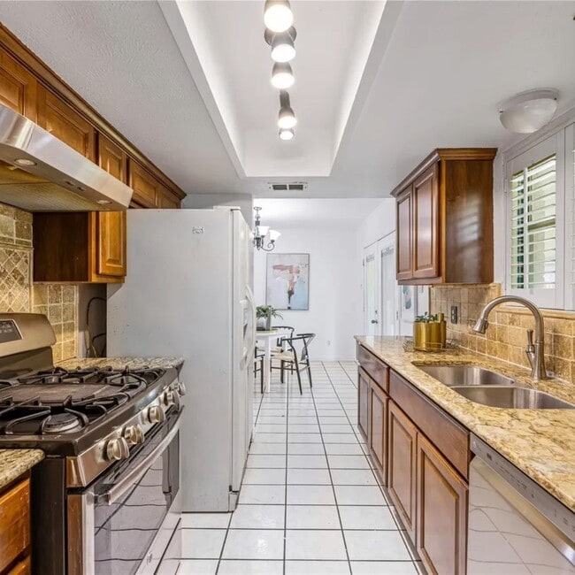 Building Photo - 3822 W Calgary Ct