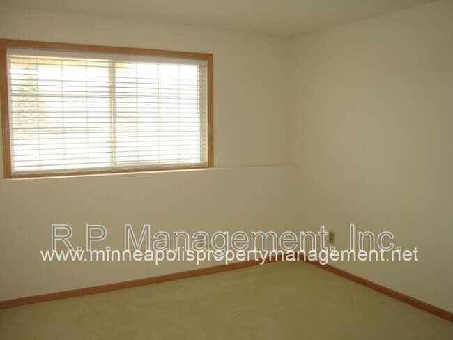 Building Photo - 15220 Florist Cir