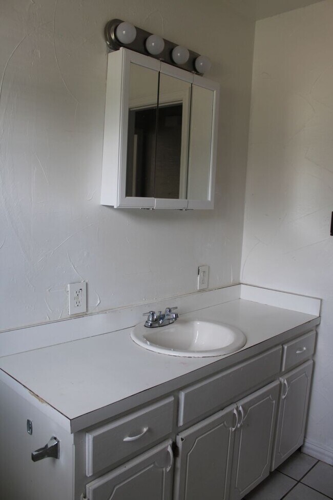 Building Photo - Comfy & Practical!