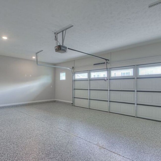 Building Photo - Upgraded, Luxury Townhouse