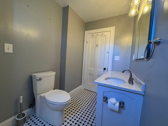 Building Photo - Spacious 4-Bedroom Townhouse with Garage &...